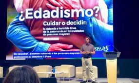 Arturo Gívica participó en el evento SocioCARE 2026, donde abordó la importancia de cuidar a las personas mayores sin sustituir su capacidad de decisión. E