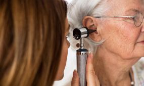 FIAPAS ha lanzado un análisis interdisciplinar para mejorar la prevención y atención de la sordera en personas mayores. Este documento, titulado 'Análisis 