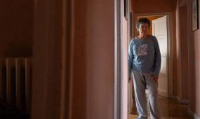HelpAge International España ha alertado sobre la vulneración del derecho a la vivienda de las personas mayores, destacando el caso de Maricarmen, una muje