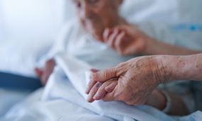 La Comunidad de Madrid ampliará este año su red de cuidados paliativos a domicilio, alcanzando un total de 56 equipos con la incorporación de siete nuevos.
