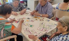 Descubre 15 juegos de memoria diseñados para personas mayores que ayudan a ejercitar funciones cognitivas como la atención, el lenguaje y el recuerdo. Esto