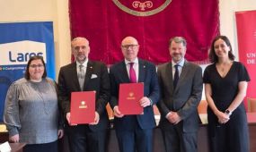 La Universidad de Granada y el Grupo Social Lares han creado la Cátedra Lares sobre Gestión, Atención y Cuidados a Personas Mayores, con el objetivo de imp