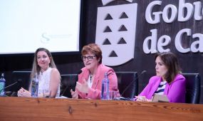 El Gobierno de Canarias ha lanzado una iniciativa para promover el buen trato hacia las personas mayores, inaugurando la jornada 'Hacia una cultura del Bue