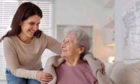 La Dra. Nina Gramunt Fombuena, de la Fundación Pasqual Maragall, presenta una guía práctica sobre los cuidados necesarios para personas con Alzheimer, dest