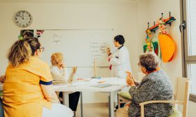 La rehabilitación tras un ictus es esencial para recuperar la movilidad y autonomía de los pacientes. Este proceso incluye diversas terapias que abordan ca