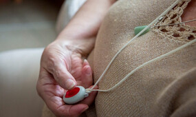El Servicio Andaluz de Teleasistencia (SAT) se une a la campaña de vacunación contra la gripe y la COVID-19, ofreciendo atención personalizada a personas m