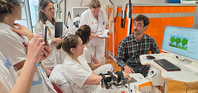 El Hospital Universitario Marqués de Valdecilla ha incorporado dos nuevos exoesqueletos robóticos, 'Amadeo' y 'Armeo', para mejorar la neurorrehabilitación