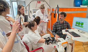 El Hospital Universitario Marqués de Valdecilla ha incorporado dos nuevos exoesqueletos robóticos, 'Amadeo' y 'Armeo', para mejorar la neurorrehabilitación