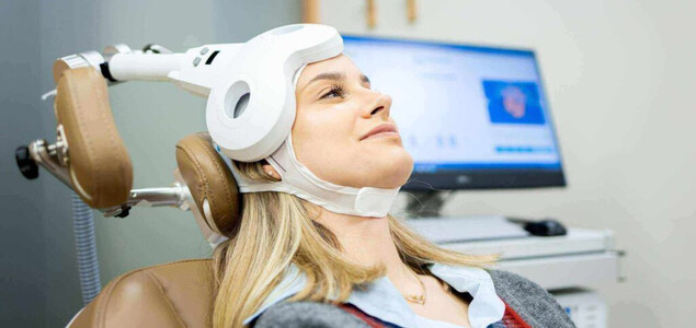 La estimulación cerebral no invasiva, que incluye técnicas como la estimulación magnética transcraneal (EMT) y la estimulación transcraneal por corriente d