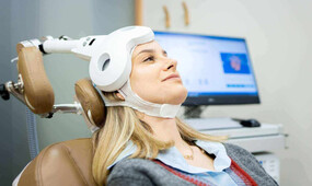 La estimulación cerebral no invasiva, que incluye técnicas como la estimulación magnética transcraneal (EMT) y la estimulación transcraneal por corriente d
