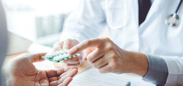 La memantina es uno de los cuatro fármacos financiados por el Sistema Nacional de Salud en España para el tratamiento sintomático del Alzheimer. Pertenece 